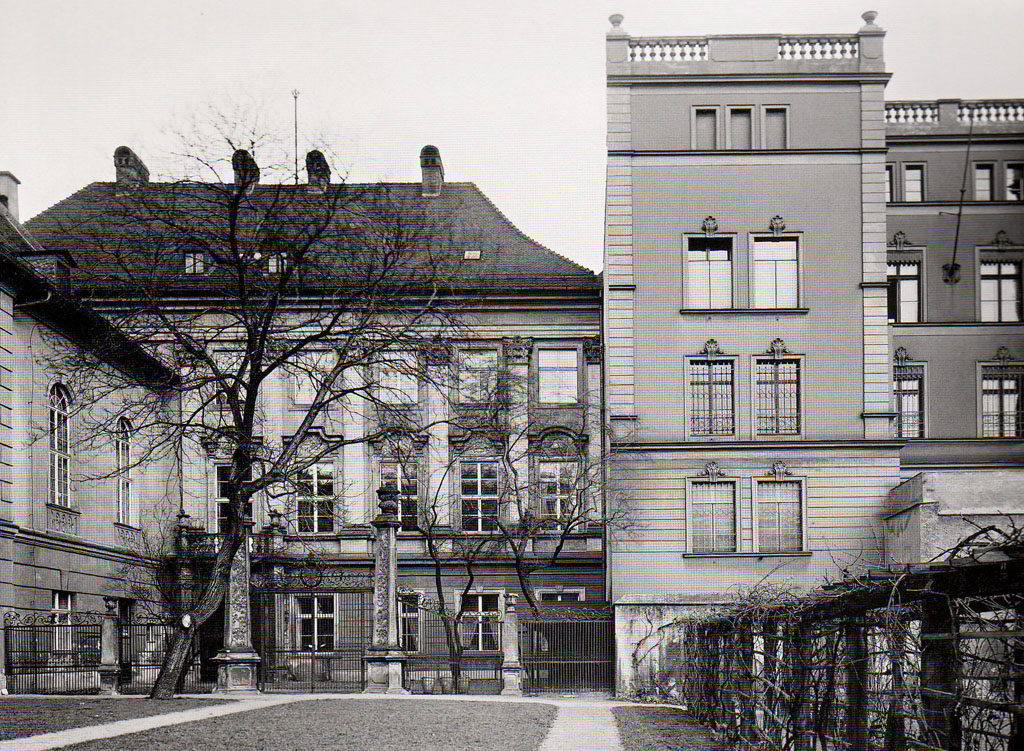 schloss_southern_yard_1929.jpg