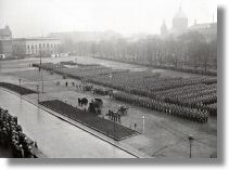 schlossplatz_defilada_30s.jpg
